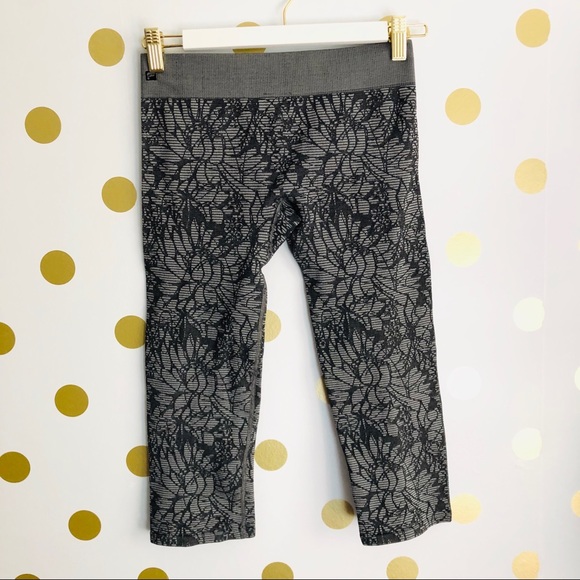 Fabletics Sebastian Seamless Capri Legging - Picture 4 of 7